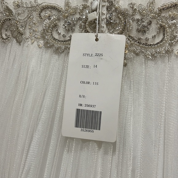 Brand new, never been worn wedding dress - Picture 11 of 14